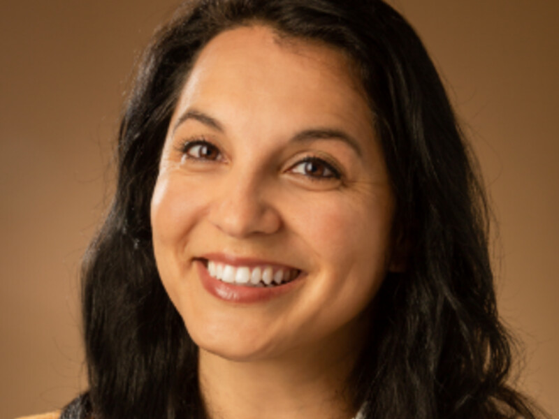 Headshot of Veronica Alvarez with a light color background