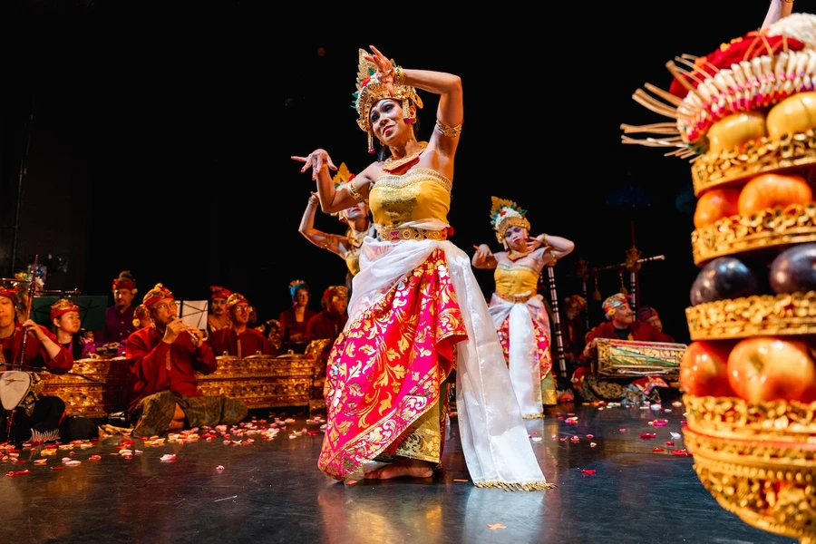Gamalan Dancers on stage at CalArts for the World Music Festival